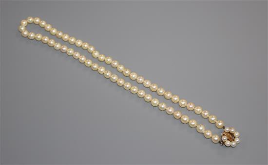 A single strand cultured pearl necklace, with 14k and cultured pearl cluster set clasp, 52cm.